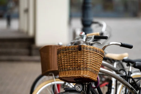 Wiklinowe Koszyki Rowerowe Bliska Róg Wypożyczalni Rowerów Zaparkowanych Ulicy Miejskiej — Zdjęcie stockowe