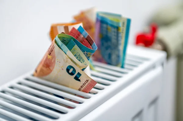 Τραπεζογραμμάτια Ευρώ Καλοριφέρ Κεντρικής Θέρμανσης Έννοια Του Ακριβού Κόστους Θέρμανσης — Φωτογραφία Αρχείου