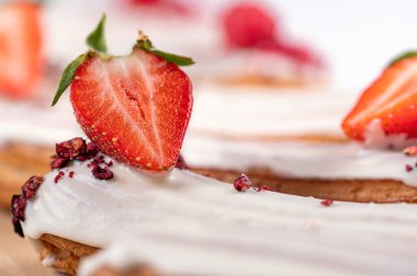 Kremalı, kremalı, kremalı, çilekli Fransız tatlısı, yakın plan.