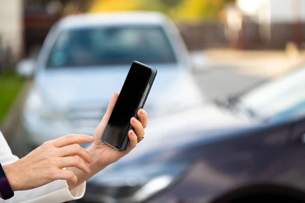 Γυναίκα Smartphone Στέκεται Δίπλα Στο Αυτοκίνητο Χρησιμοποιώντας Κινητό App Για — Φωτογραφία Αρχείου