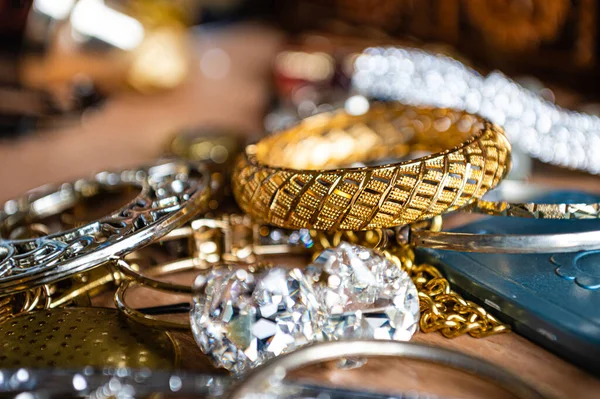 Nahaufnahme Von Wunderschönem Modeschmuck Ohrringen Perlen Armbändern Und Ringen — Stockfoto