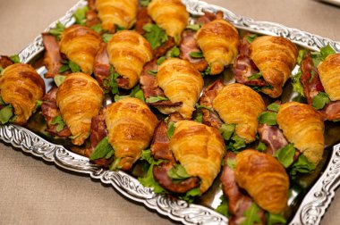 Aperatifli tepsi. Salata ve etli turtalar. Parti masasında.