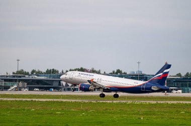 Riga, Letonya - 31 Ağustos 2021: Rus Havayolları Airbus A320 VQ-BIU bulutlu bir sonbahar gününde RIX Uluslararası Havaalanından havalanır.