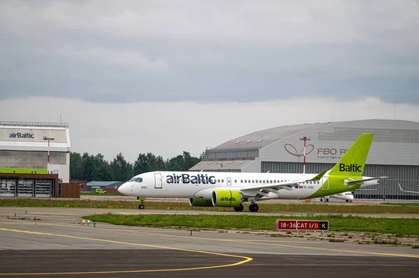 Riga Lettonia Agosto 2021 Airbaltic Airbus A220 300 Aas Atterraggio — Foto Stock