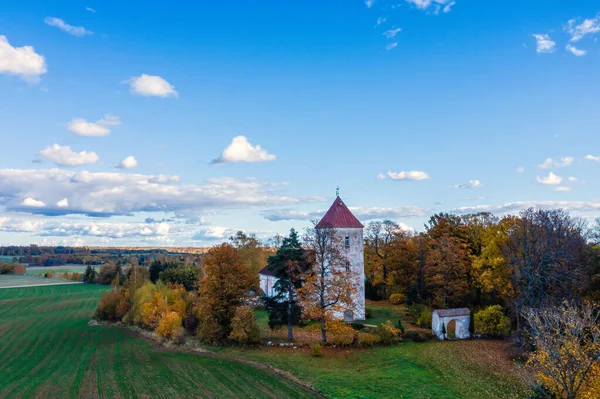 拉脱维亚 一个阳光明媚的秋日 萨图福音路德教会的空中图像 — 图库照片