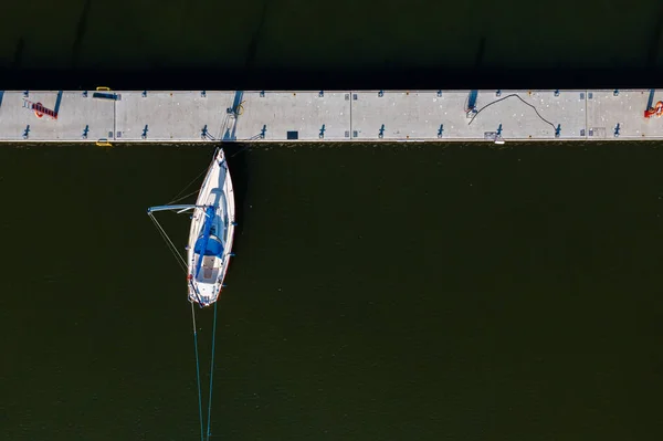 暗い水の背景にドックでヨットのトップビュー — ストック写真