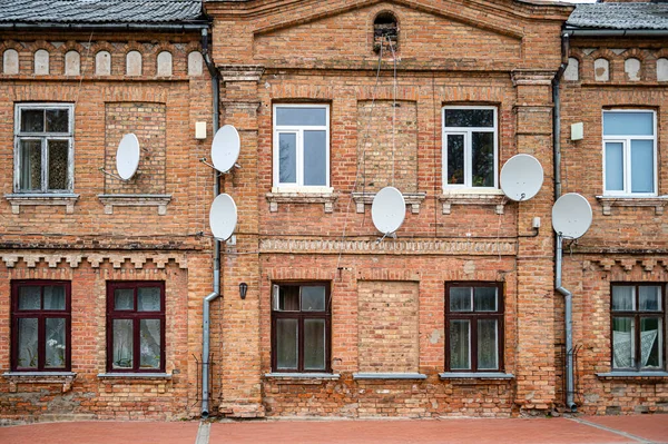 Muchas Antenas Parabólicas Fachada Antiguo Edificio Ladrillo Rojo Bauska Letonia — Foto de Stock
