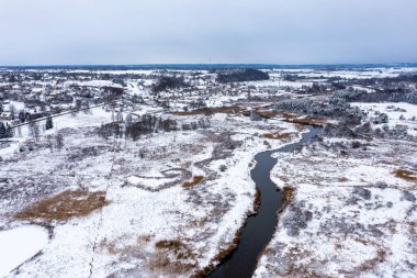 Letonya 'nın Kandava, Letonya yakınlarındaki ovalardan akan Abava nehri ile panoramik kış manzarası