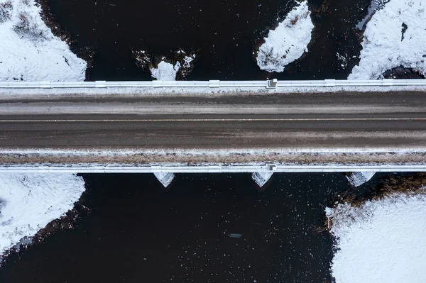 Karlı Bir Kış Gününde Nehrin Üzerinde Eski Bir Taş Köprü — Stok fotoğraf