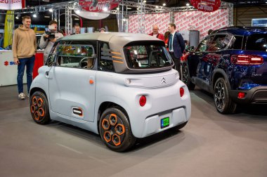 Riga, Letonya, 29 Nisan 2022: Citroen Ami elektrik küçük araba eğlence küpü bir motor fuarında, 2022 model