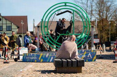 Dobele, Letonya - 17 Nisan 2022: şehir meydanında taşınabilir çekimler, Aerotrim-insan jiroskobu, ayrıca 3D salıncak olarak da bilinir.