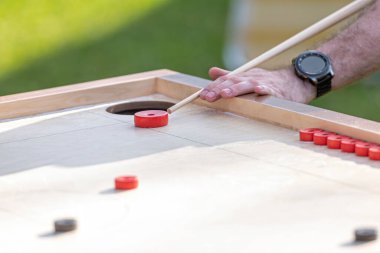 Novuss oyunu oynayan adamlar. Novuss Letonya 'da bir ulusal spordur..