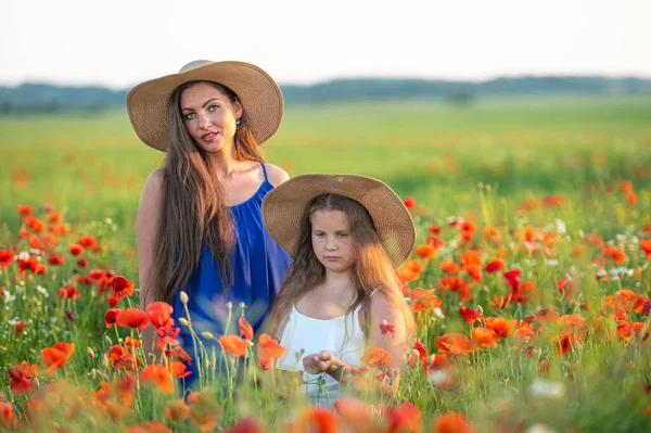 Bonita Mujer Joven Con Chica Sombreros Paja Campo Amapola Familia —  Fotos de Stock