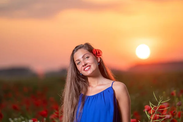 Красивая Молодая Женщина Маковом Поле Пейзажем Заката Заднем Плане Теплый — стоковое фото