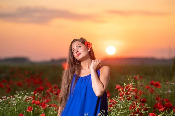 Красивая Молодая Женщина Играющая Мячом Солнца Стоя Маковом Поле Теплом — стоковое фото