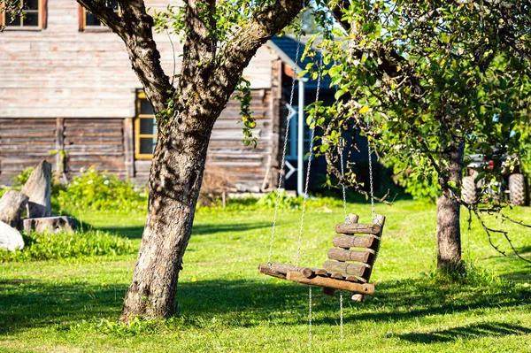 乡村房屋后院里的花园式木制秋千 — 图库照片