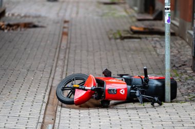 Riga, Letonya - 4 Kasım 2022: Paylaşım ve kiralama servisi RIDE elektrikli bisiklet Xiaomi HIMO T1 kaldırımda ters çevrildi