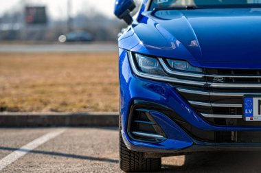 Riga, Letonya, 18 Mart 2022: Volkswagen Arteon R-Line, ön ışık, far tasarımı