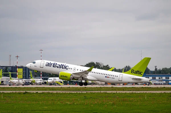 Riga Lettonia Agosto 2021 Airbaltic Airbus A220 300 Aas Decolla — Foto Stock