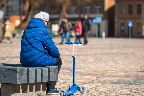 라트비아의 도벨레 2022 할머니가 의자에 광장에서 놀기를 기다리고 — 스톡 사진