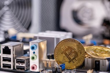 Bilgisayar bileşenleri arka plan, teknoloji ve dijital para birimi kavramına yakın plan altın bitcoin 'i