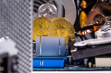Bilgisayar bileşenleri arka plan, teknoloji ve dijital para birimi kavramına yakın plan altın bitcoin 'i