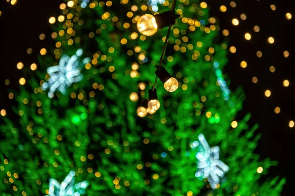 Гірлянда Лампочками Розфокусованому Фоні Різдвяних Вогнів Мала Глибина Різдвяного Поля — стокове фото
