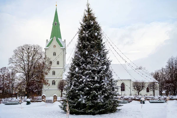 Decorated Christmas Tree Town Square Church Background Dobele Letland — Stockfoto