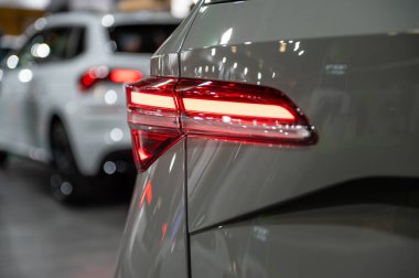 Riga, Letonya, 28 Nisan 2023: LED arka ışıklar ve araba tasarımı Nev Skoda Karoq Sportline, model 2023