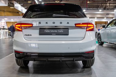 Riga, Letonya, 28 Nisan 2023: Yeni Skoda Fabia Monte Carlo galası bir otomobil fuarında, 2023 model, dikiz manzaralı.