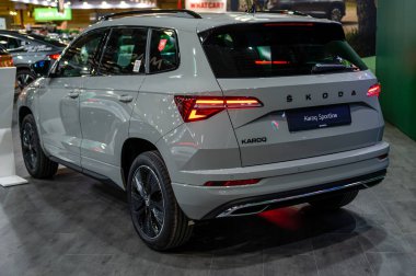 Riga, Letonya, 28 Nisan 2023: Bir otomobil fuarında yeni Skoda Karoq Sportline prömiyeri, 2023 model, dikiz manzaralı