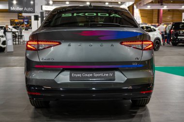 Riga, Letonya, 28 Nisan 2023: Yeni Skoda Enyaq Coupe IV RS elektrikli SUV galası, bir motor fuarında, 2023 model, arka görüş