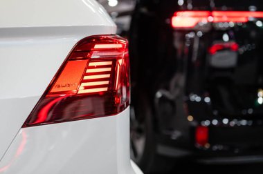 Riga, Letonya, 28 Nisan 2023: LED arka ışıklar ve araba tasarımı Nev Volkswagen Tiguan, model 2023