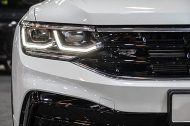 Riga, Letonya, 28 Nisan 2023: LED far ve araba tasarımı Nev Volksvagen Tiguan R-line crossover, model 2023