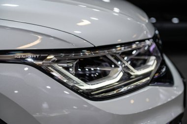 Riga, Letonya, 28 Nisan 2023: LED far ve araba tasarımı Nev Volksvagen Tiguan R-line crossover, model 2023