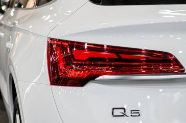 Riga, Letonya, 28 Nisan 2023: LED arka ışıklar ve araba tasarımı Nev Audi Q5, model 2023