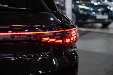 Riga, Letonya, 28 Nisan 2023: Nev VW ID4 elektrikli SUV 'ye yakın arka LED ışıkları, model 2023, yeni arabanın şık dış tasarımı