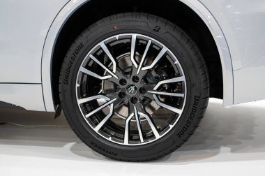 Riga, Letonya, 28 Nisan 2023: Lüks süper araba Maserati Granturismo tekerleği, dekoratif yeni tasarım alaşım tekerlekleri