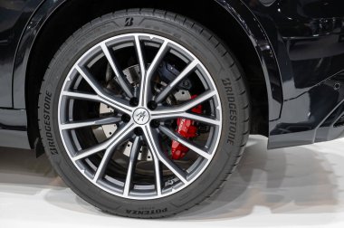 Riga, Letonya, 28 Nisan 2023: Lüks SUV Maserati Grecale tekerleği, dekoratif yeni tasarım alaşım tekerlekleri