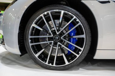Riga, Letonya, 28 Nisan 2023: Lüks SUV Maserati Grecale tekerleği, dekoratif yeni tasarım alaşım tekerlekleri