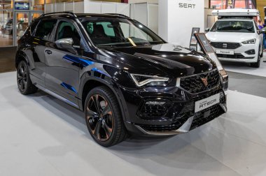 Riga, Letonya, 28 Nisan 2023: Yeni Cupra Ateca galası bir otomobil fuarında, 2023 model, ön manzara