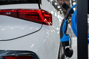 Riga, Letonya, 28 Nisan 2023: Elektrik Cupra Şarj istasyonunda doğdu
