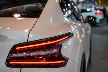 Riga, Letonya, 28 Nisan 2023: LED arka ışıklar ve araba tasarımı Nev Citroen C4 X, model 2023