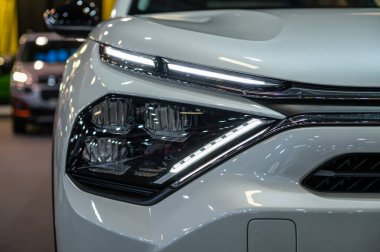 Riga, Letonya, 28 Nisan 2023: LED far ve araba tasarımı nev Citroen C4 X coupe crossover, model 2023
