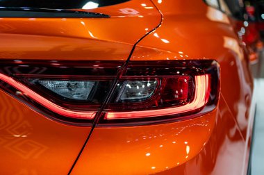 Riga, Letonya, 28 Nisan 2023: LED arka ışıklar ve araba tasarımı Nev Renault Arkana, model 2023