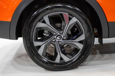Riga, Letonya, 28 Nisan 2023: Renault Arkana tekerleğinin yakın çekimi, dekoratif yeni tasarım alaşım tekerlekleri