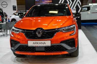 Riga, Letonya, 28 Nisan 2023: New Renault Arkana coupe bir otomobil fuarında galası, 2023