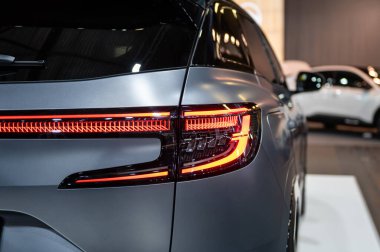 Riga, Letonya, 28 Nisan 2023: LED arka ışıklar ve araba tasarımı Nev Renault Austral, model 2023
