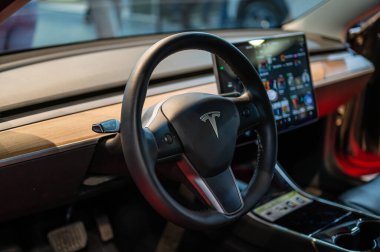 Riga, Letonya, 28 Nisan 2023: Tesla Model Y. Tesla ekran, direksiyon, dahili araba elektrikli ev aracı