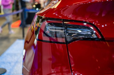 Riga, Letonya, 28 Nisan 2023: Tesla araba modeli Y 'nin arka farları